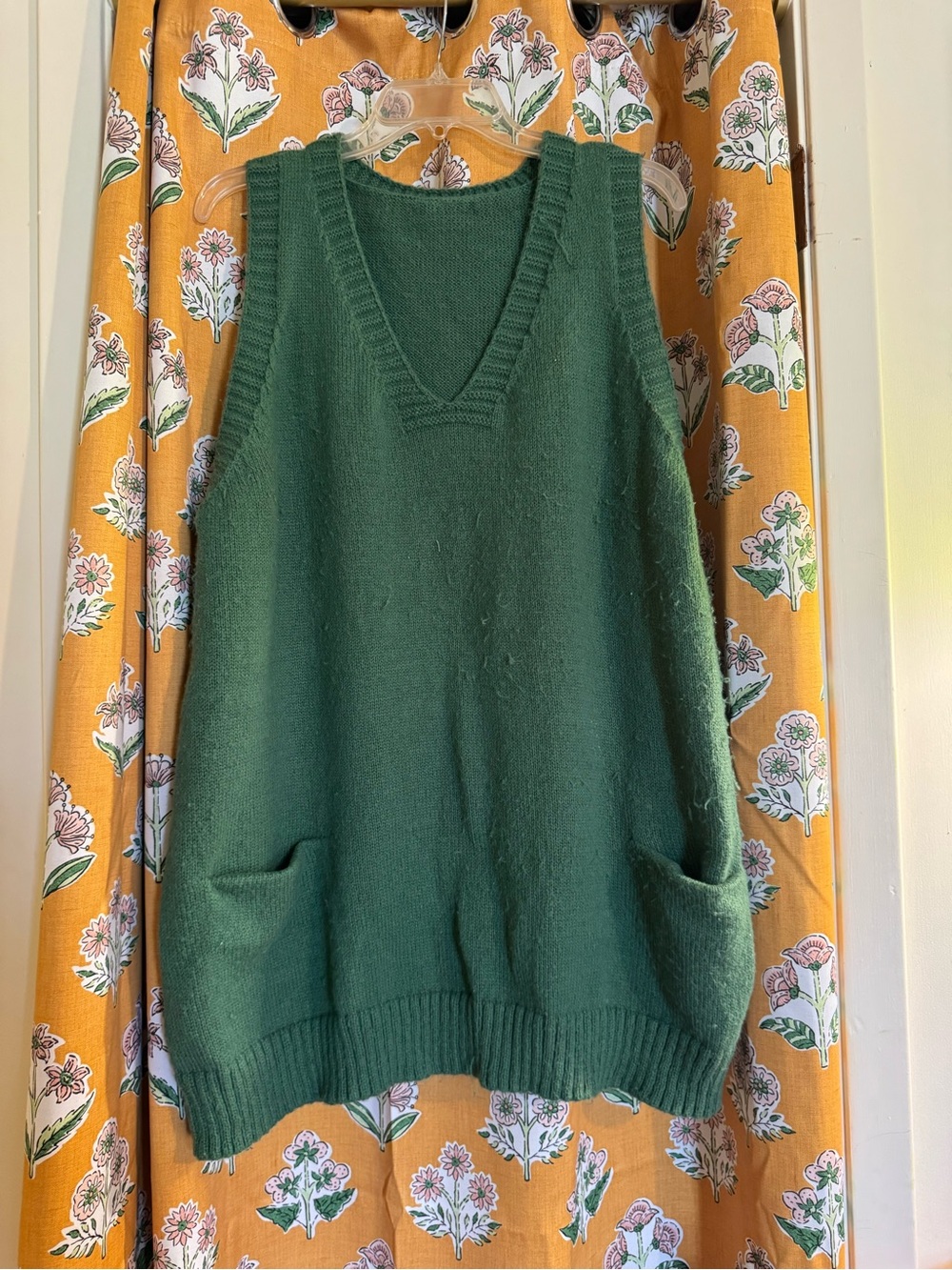 SHEIN Dark Green V-Neck Sleeveless Sweater Vest